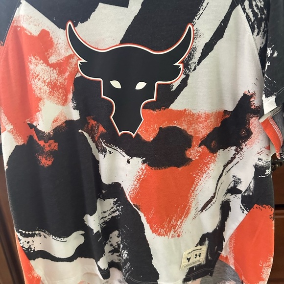 Under Armour Abstract Black, White, and Orange Top. - Picture 4 of 10